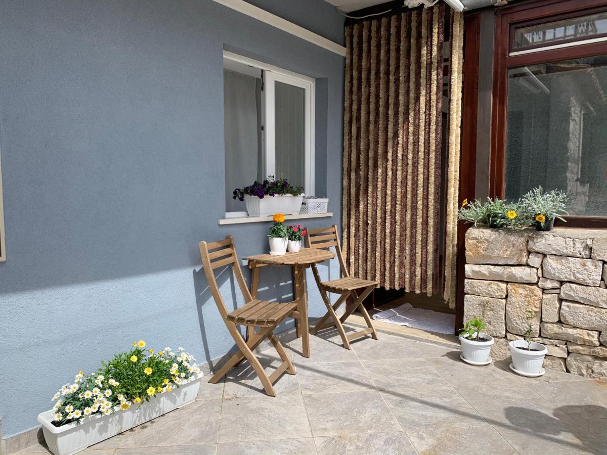 Stonehouse Vis Apartment Exterior photo